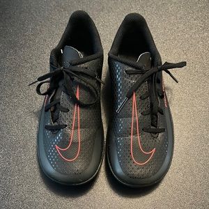 Selling a pair of gently used Nike Phantom Indoor Soccer Shoe Youth Size 13